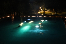 Unterwasserlichtspiele beim Nachtschwimmen im Sommerbad Stadensen